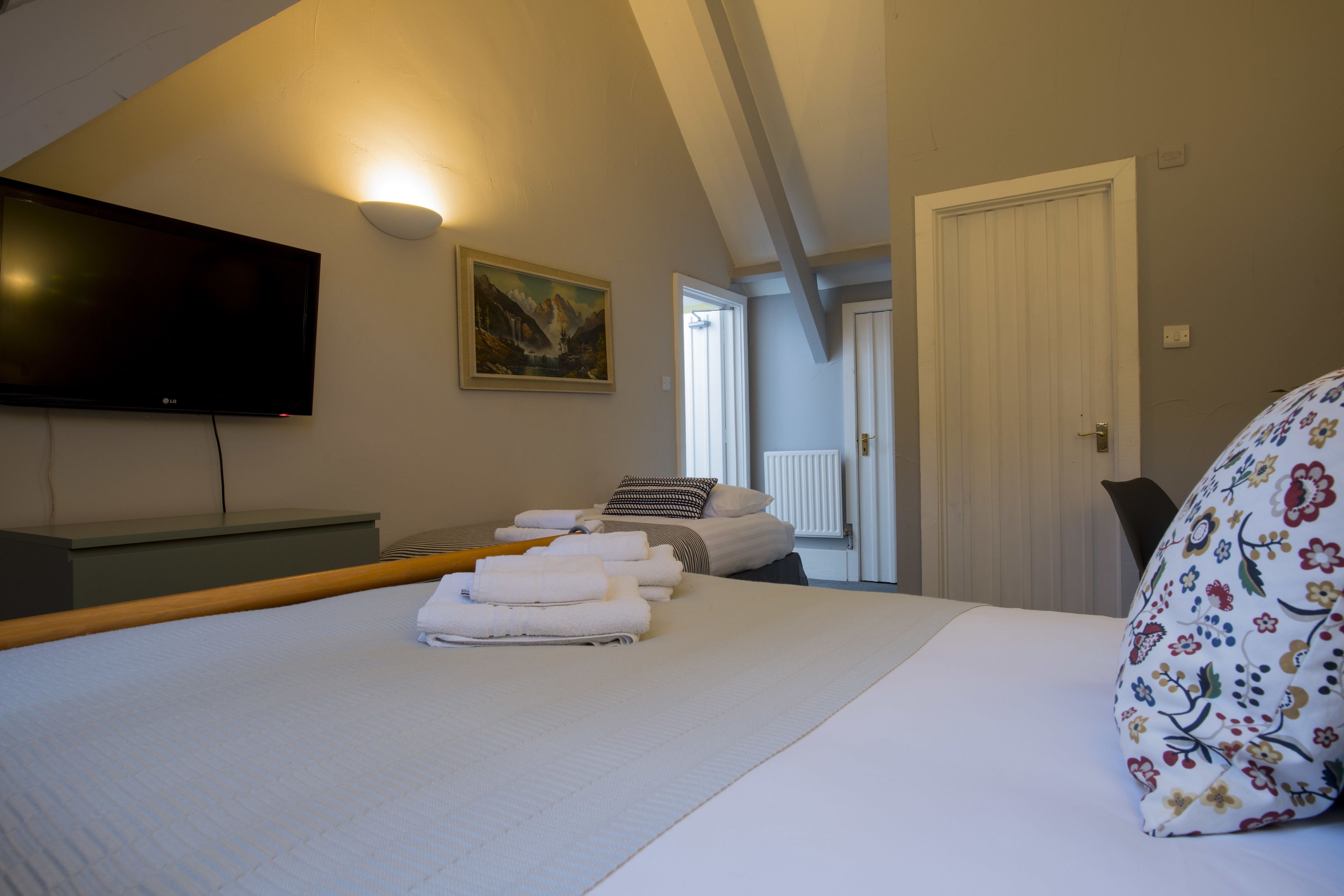 Triple Room | Iron/ironing board, free WiFi, bed sheets