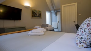 Triple Room | Iron/ironing board (on request), WiFi (free), bed sheets - Daniele Hotel (Farnham)