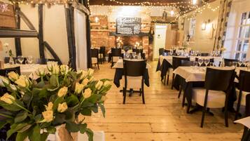 Lunch and dinner served, Italian cuisine