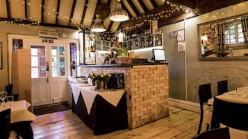 Lunch and dinner served, Italian cuisine