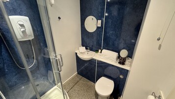 Tek Büyük veya İki Ayrı Yataklı Oda, Banyolu/Duşlu | Banyo