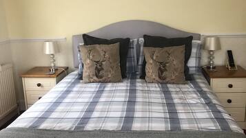 Chambre Double (upper floor) | Coffres-forts dans les chambres, fer et planche à repasser