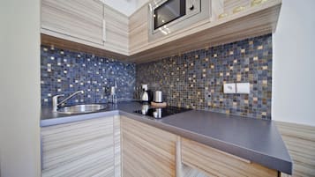 Estudio económico, balcón | Cocineta privada | Refrigerador, microondas, parrilla de estufa y cafetera y tetera