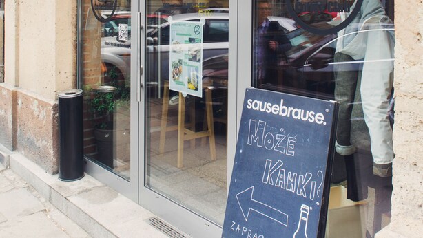 Una cafetería con fachada de vidrio y un letrero que dice "sausebrause".