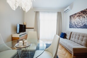 Apartament, 1 dormitori, balcó | Sala d'estar | Televisor LCD 