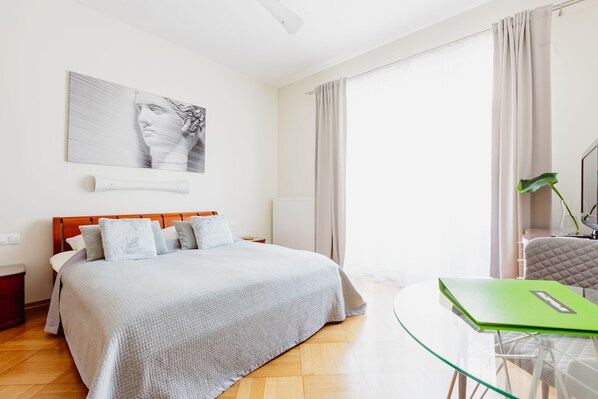 Apartament Deluxe | Roba de llit hipoal·lergògena i caixa forta a l'habitació 