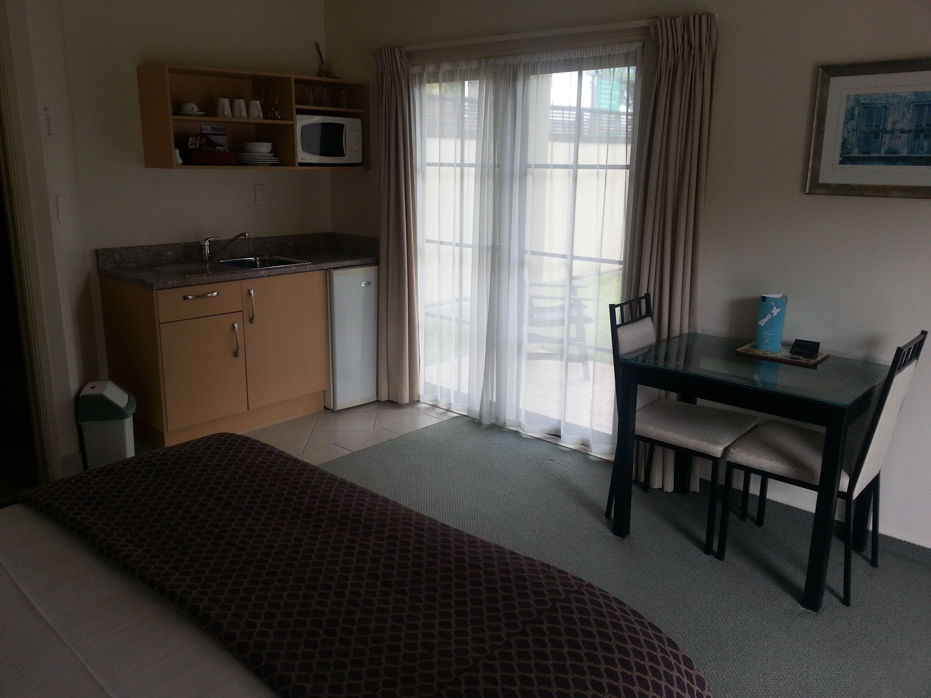 deluxe studio spa suite | private kitchenette | fridge, microwave