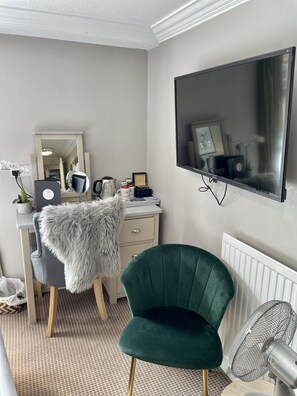 Blackout curtains, soundproofing, iron/ironing board, free WiFi - The Abbey Hotel (Battle)