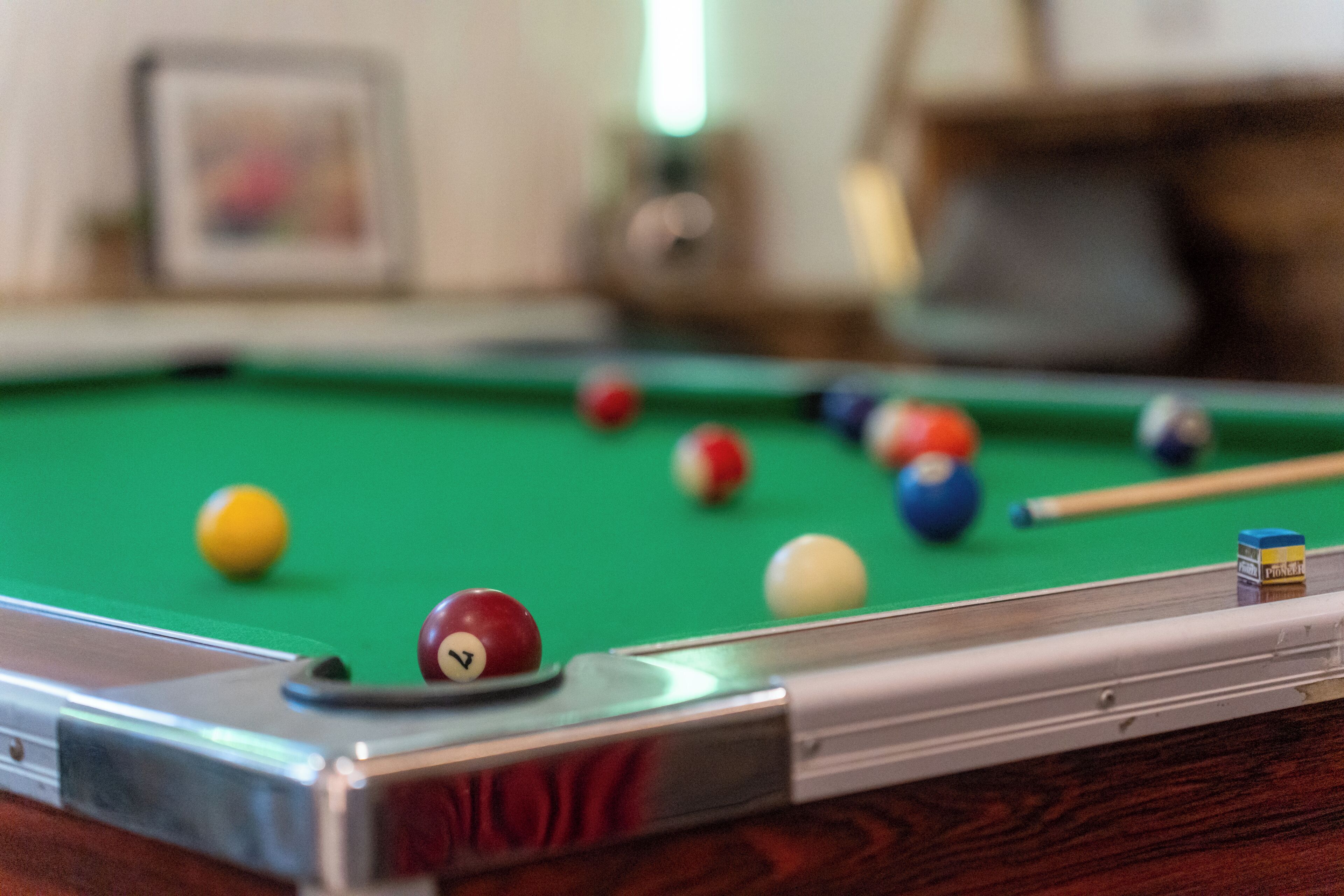 Een close-up van een biljarttafel met ballen en een keu.