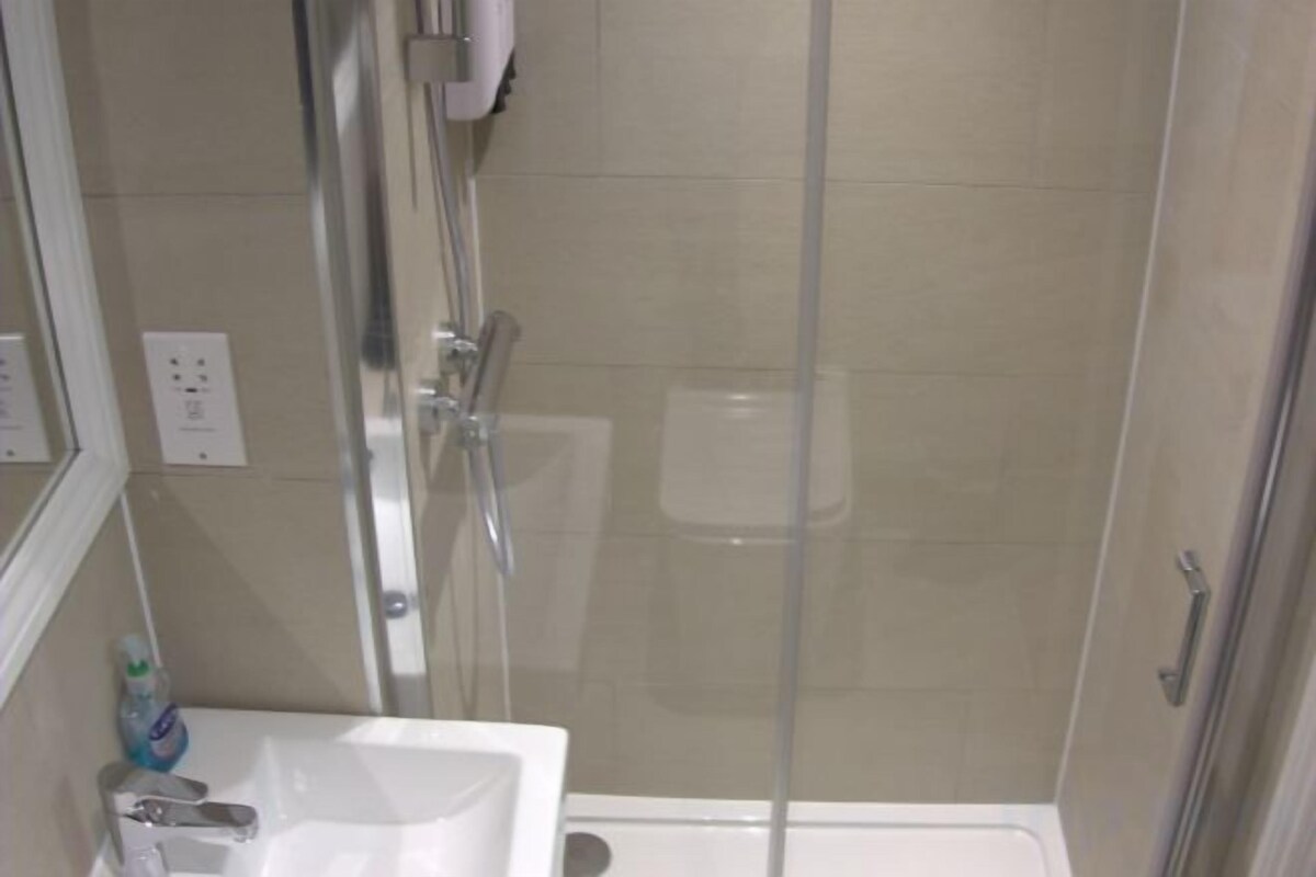 Toallas, jabón, shampoo, papel de baño 