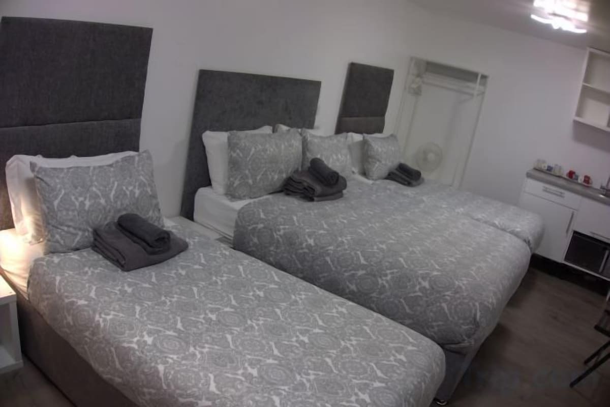 Ropa de cama de alta calidad, camas con efecto memoria y wifi gratis 