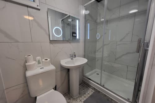 Handtücher, Seife, Shampoo, Toilettenpapier