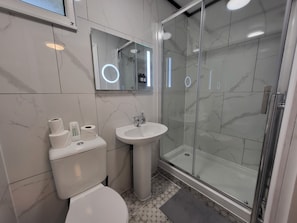 Toallas, jabón, shampoo, papel de baño 