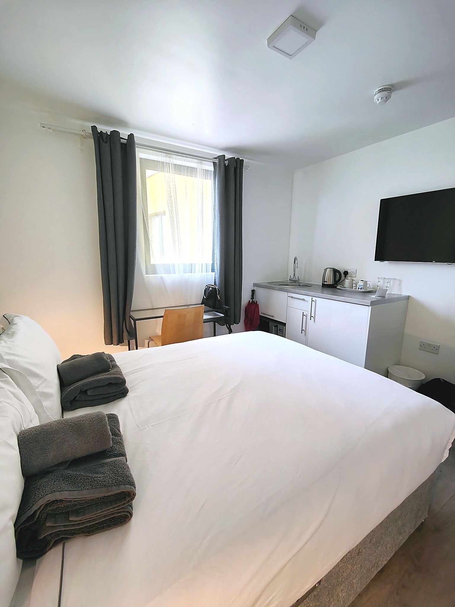 Kamar Double, ensuite, pemandangan kota | Seprai premium, busa memori, Wi-Fi gratis, dan seprai linen