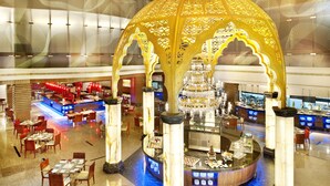 Eine geräumige Lobby mit einer zentralen Zierbrunnen, verschiedenen Sitzbereichen und einem modernen architektonischen Design.