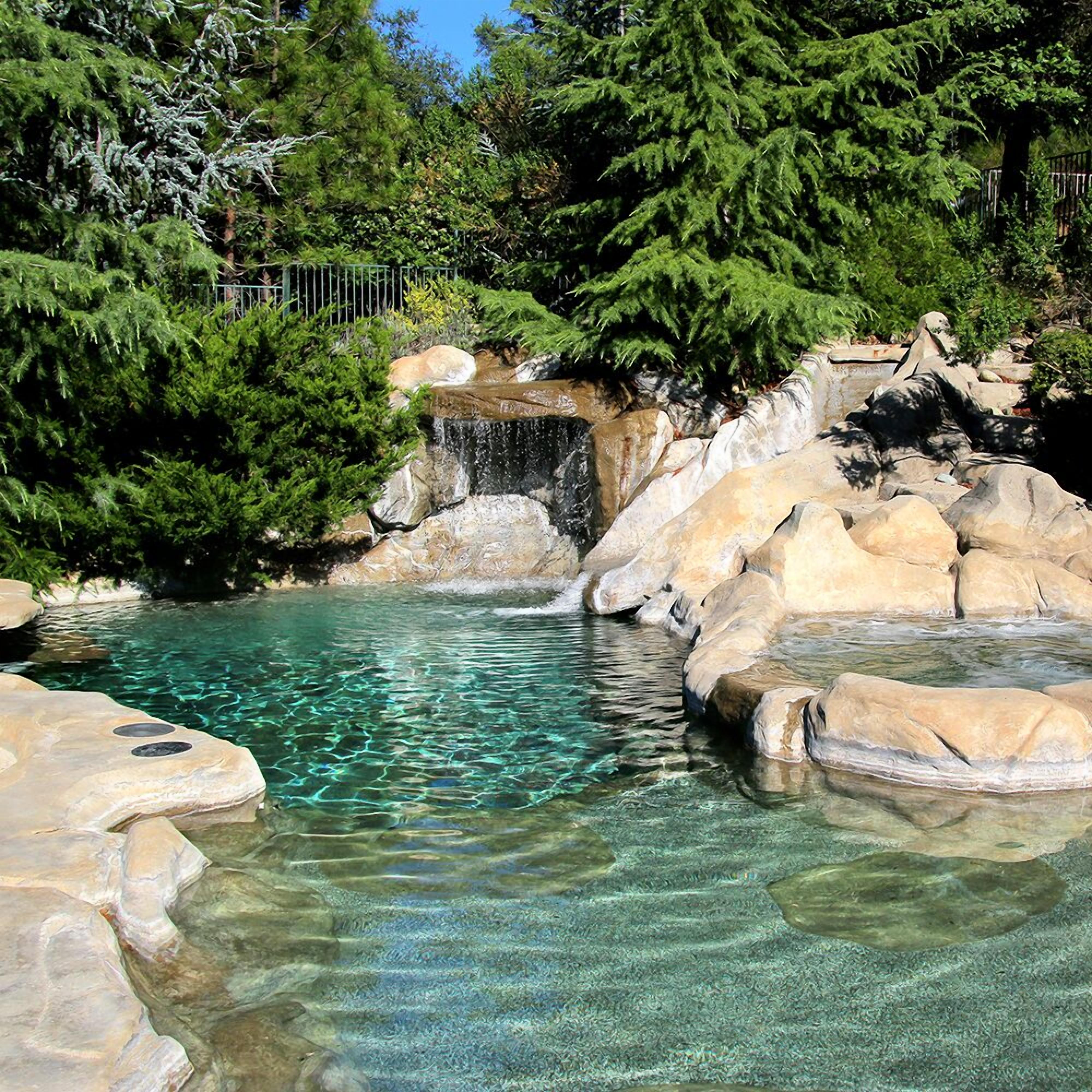 시즌별로 운영되는 야외 수영장, 08:00 ~ 22:00 오픈, 수영장 파라솔, 일광욕 의자