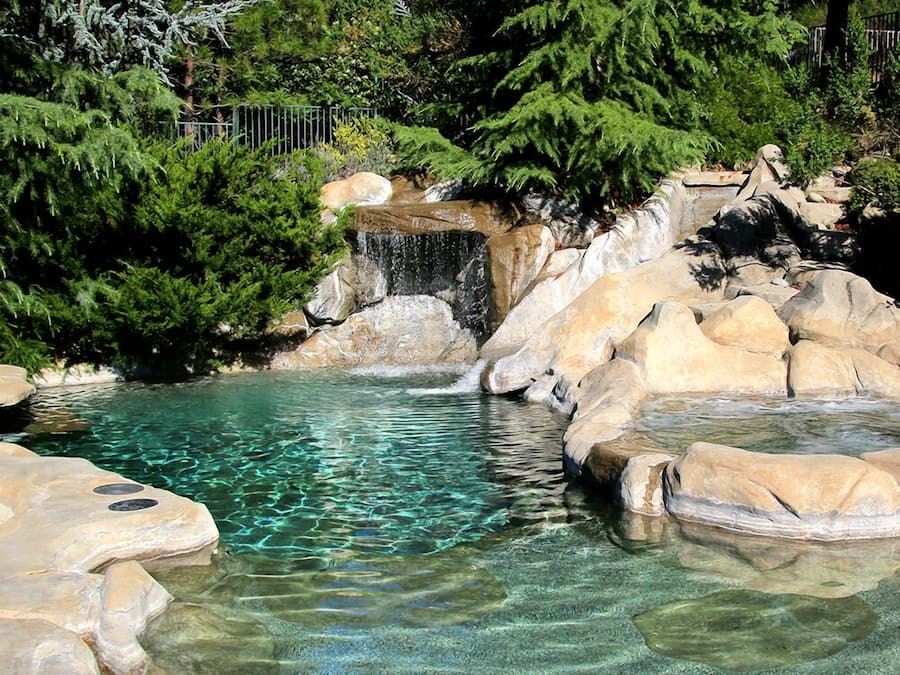 Piscina externa sazonal, funciona das 8h às 22h, guarda-sóis