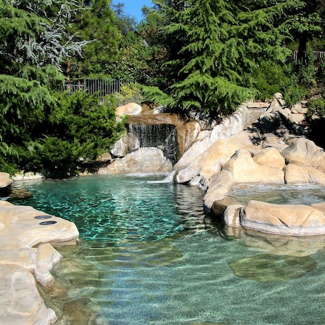 Una piscina al aire libre de temporada (de 08:00 a 22:00), sombrillas. Bella Vista Bed and Breakfast