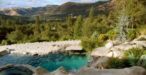 Piscine extérieure (ouverte en saison), parasols de plage