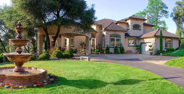 A large house with a driveway, a fountain, and a well-maintained lawn. - Bella Vista Bed and Breakfast (Placerville)