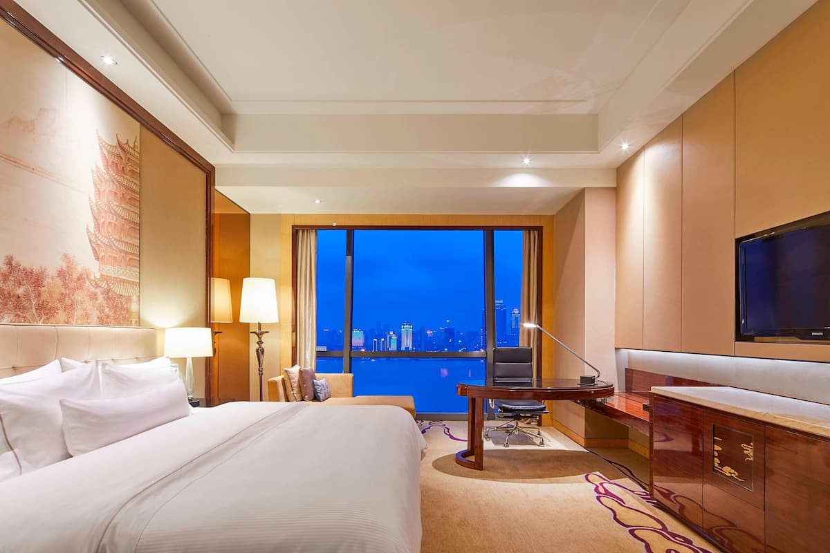 Camera Executive, 1 letto king, vista fiume | Biancheria da letto di alta qualità, una cassaforte in camera