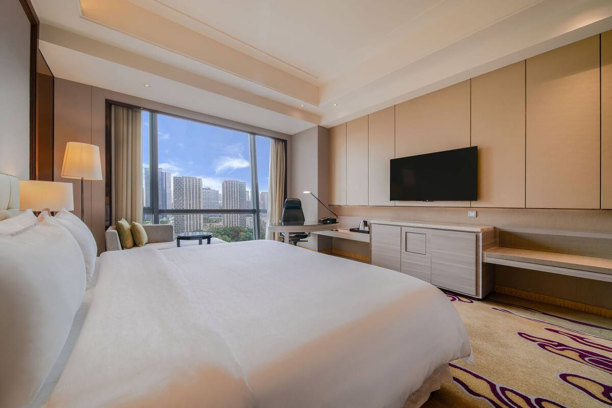 Habitación, 1 cama de matrimonio grande, vistas a la ciudad | Ropa de cama de alta calidad, caja fuerte, escritorio y cortinas opacas