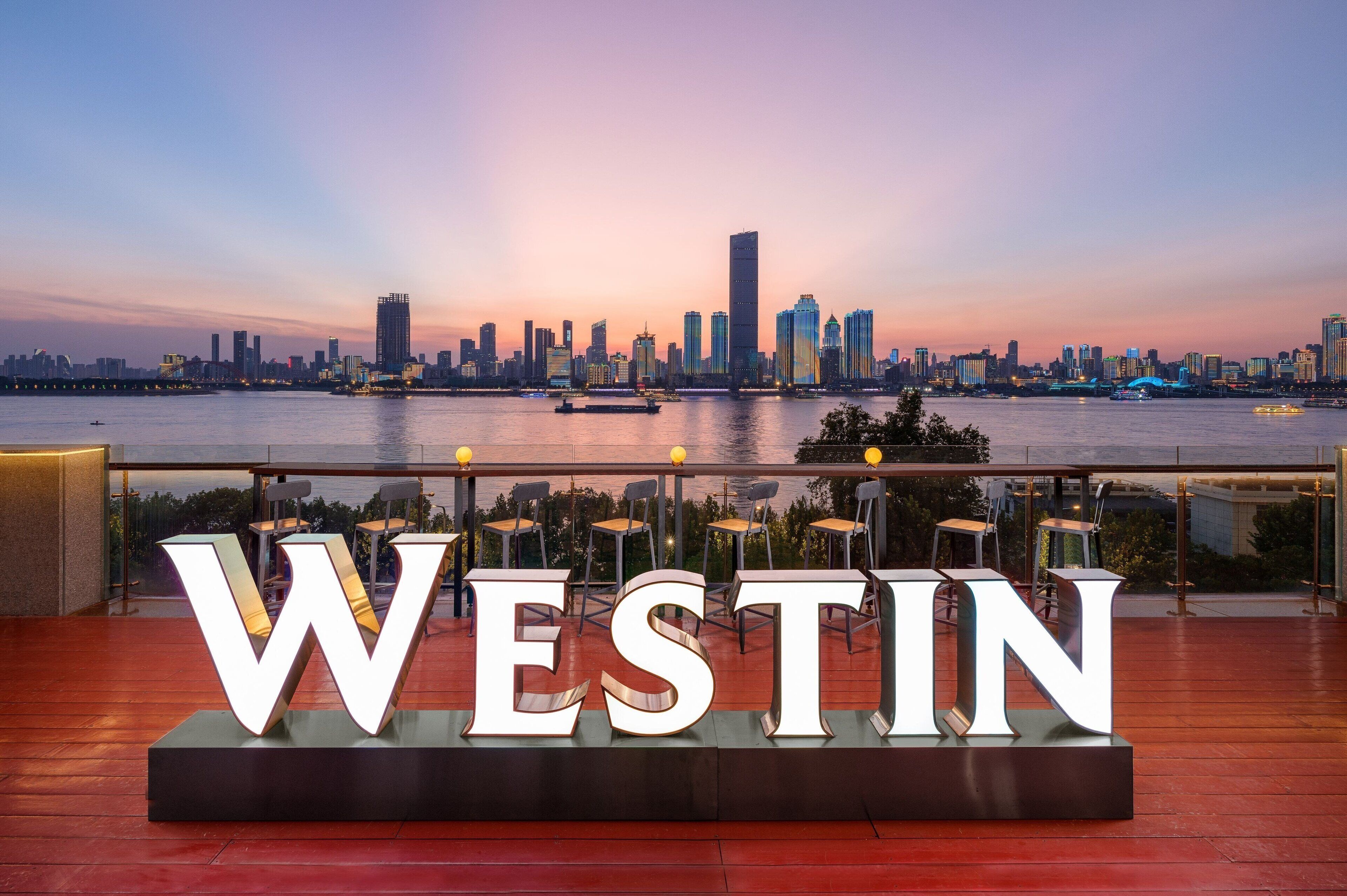 lobby lounge, garden views, open daily