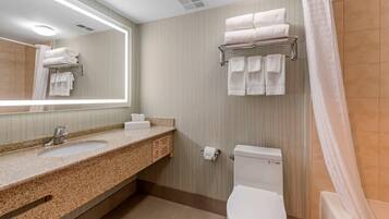 Standard Room, 2 Katil Ratu (Queen) | Cadar kapas Mesir, tilam berlapik, meja, kalis bunyi