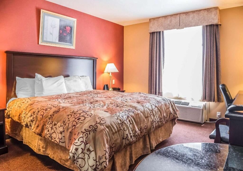 Egyptian cotton sheets, pillowtop beds, desk, soundproofing
