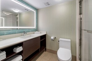 ملاءات من القطن المصري وأسرّة بطبقة علوية مريحة ومكتب