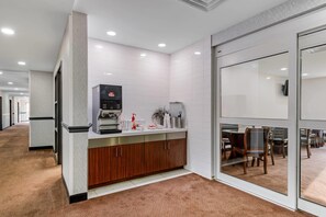 فطور أوروبي مجانًا يوميًا