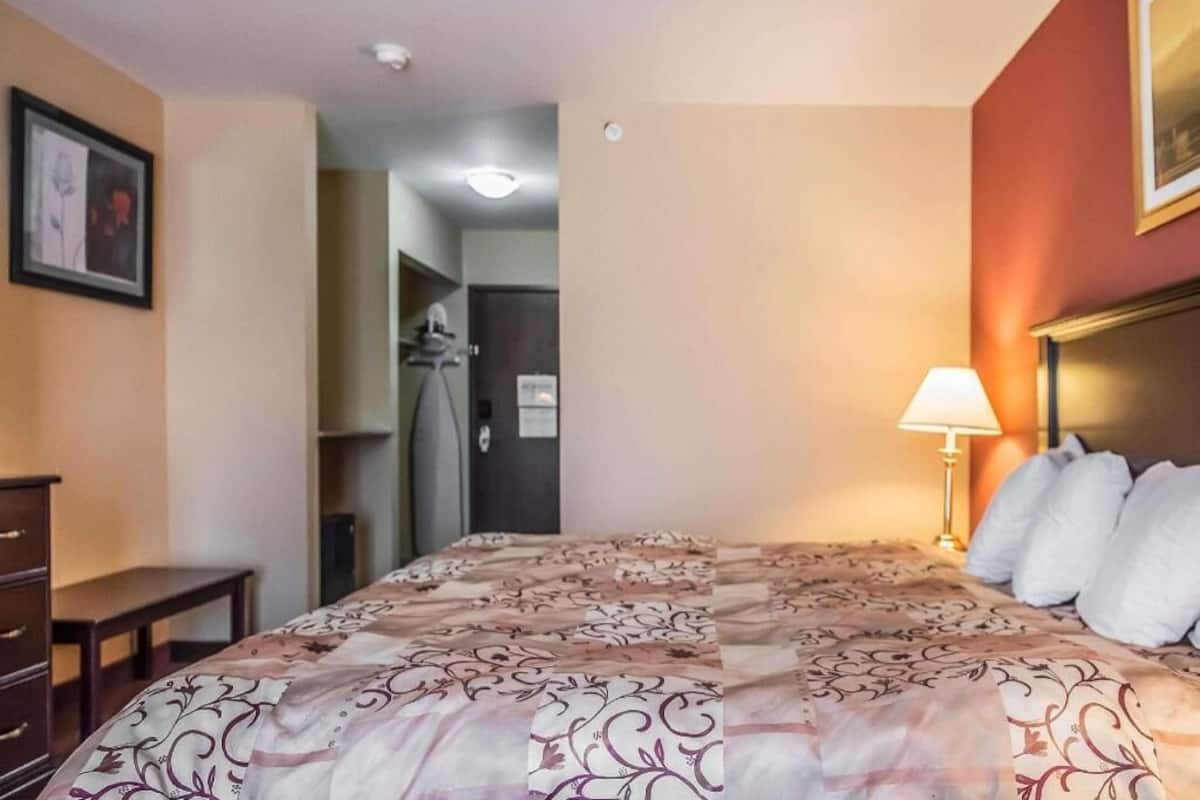 Egyptian cotton sheets, pillowtop beds, desk, soundproofing