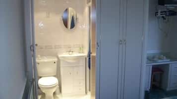 Habitación familiar, varias camas, baño en la habitación | Baño