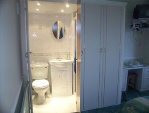 Chambre familiale, Plusieurs lits, salle de bain attenante | Salle de bain | Articles de toilette (gratuits), serviettes fournies