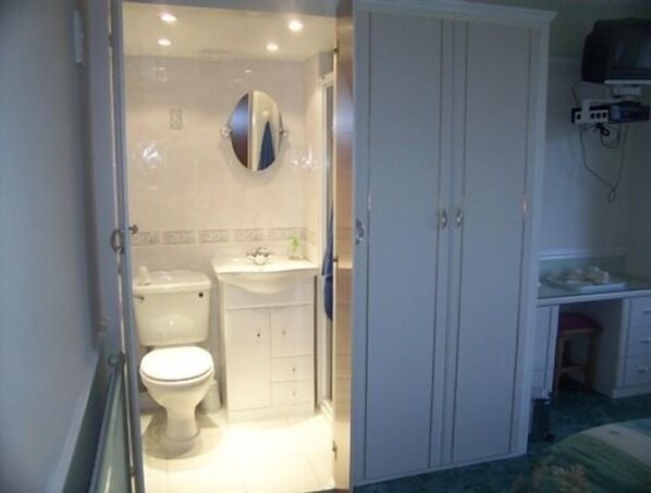 Family Room, Multiple Beds, Ensuite | Bathroom