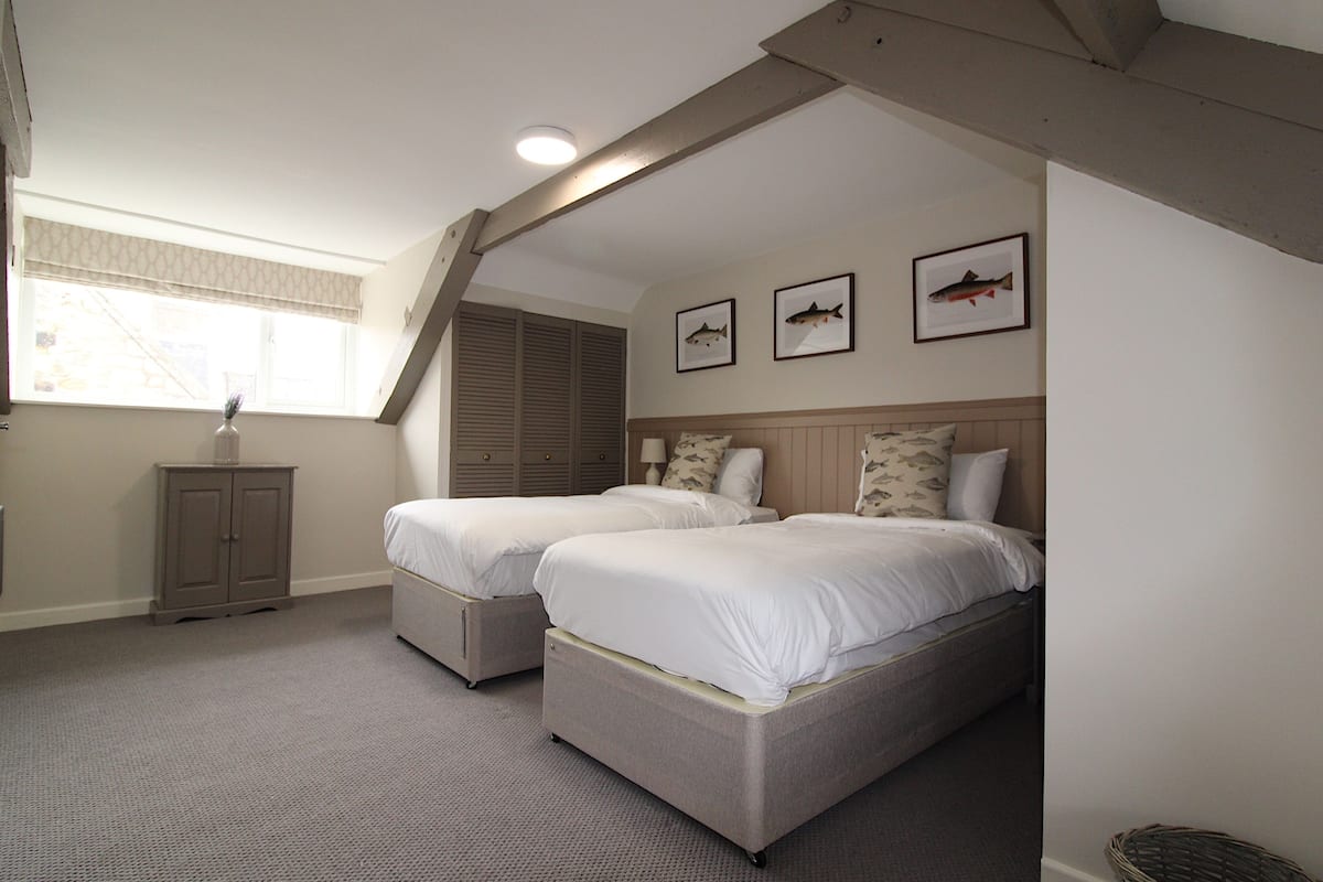 deluxe cottage, private bathroom (river cottage)