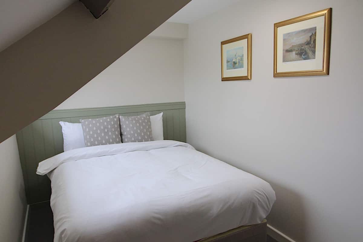 deluxe cottage, private bathroom (river cottage)