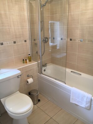 A bathroom with a toilet, a glass-enclosed shower, and a bathtub. - Ballifeary Guest House (Inverness)