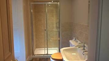 Iron/ironing board, rollaway beds, free WiFi