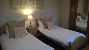 雙人或雙床房 (Room 4) | 熨斗/熨衫板、摺床/加床 (收費)、免費 Wi-Fi