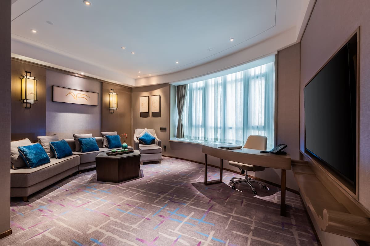 Suite – deluxe | Oppholdsområde | En 50-tommers LCD-TV med kabel-kanaler samt TV