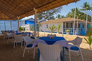 Petit déjeuner, déjeuner et dßner servis sur place, vue sur la plage
