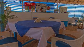 Melayani sarapan, makan siang, makan malam; dengan pemandangan pantai