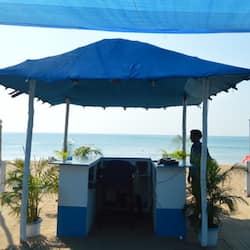 En la playa, sillas reclinables de playa, sombrillas, toallas de playa