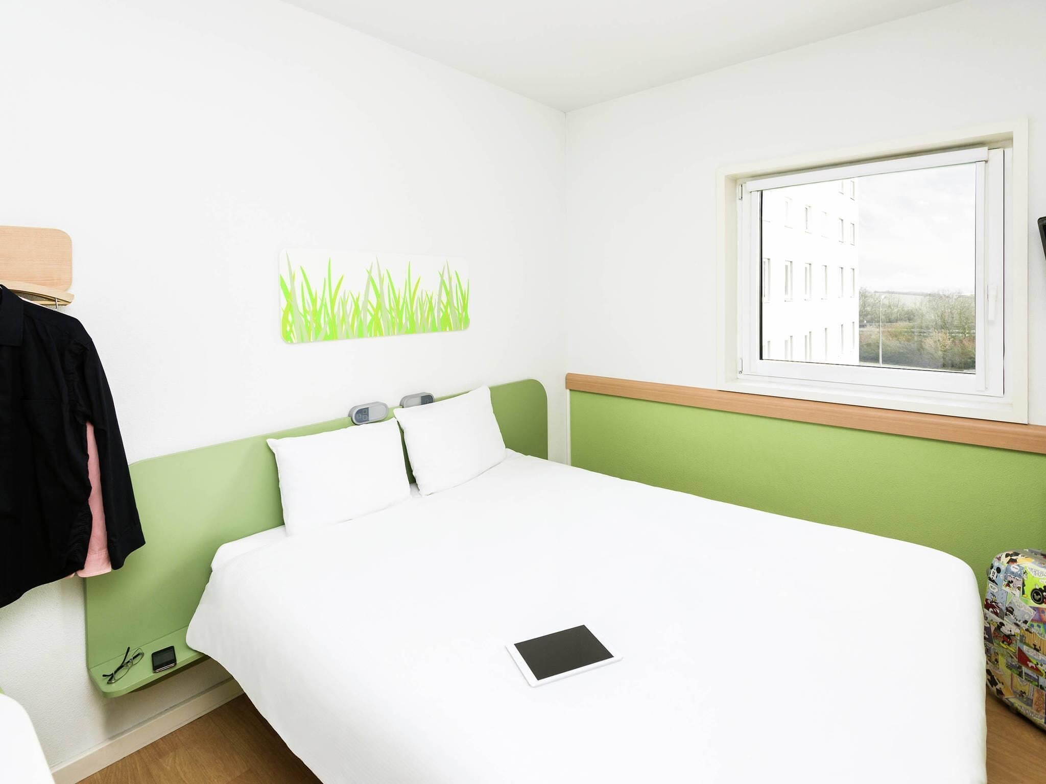 Double Room, 1 Double Bed | In-room safe, desk, soundproofing, iron/ironing board