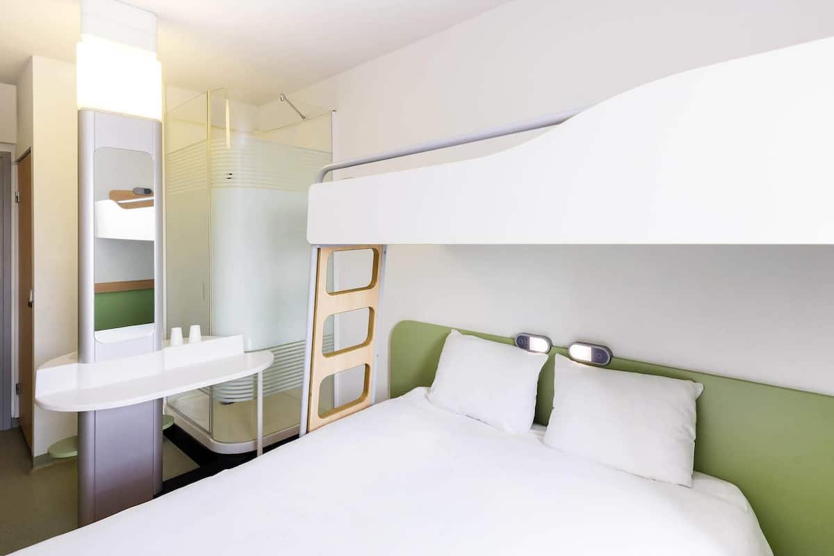 Kahden hengen huone | Tallelokero huoneessa, työpöytä, äänieristys, silitysrauta/-lauta