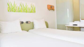 Twin Room, 2 Twin Beds | In-room safe, desk, soundproofing, iron/ironing board