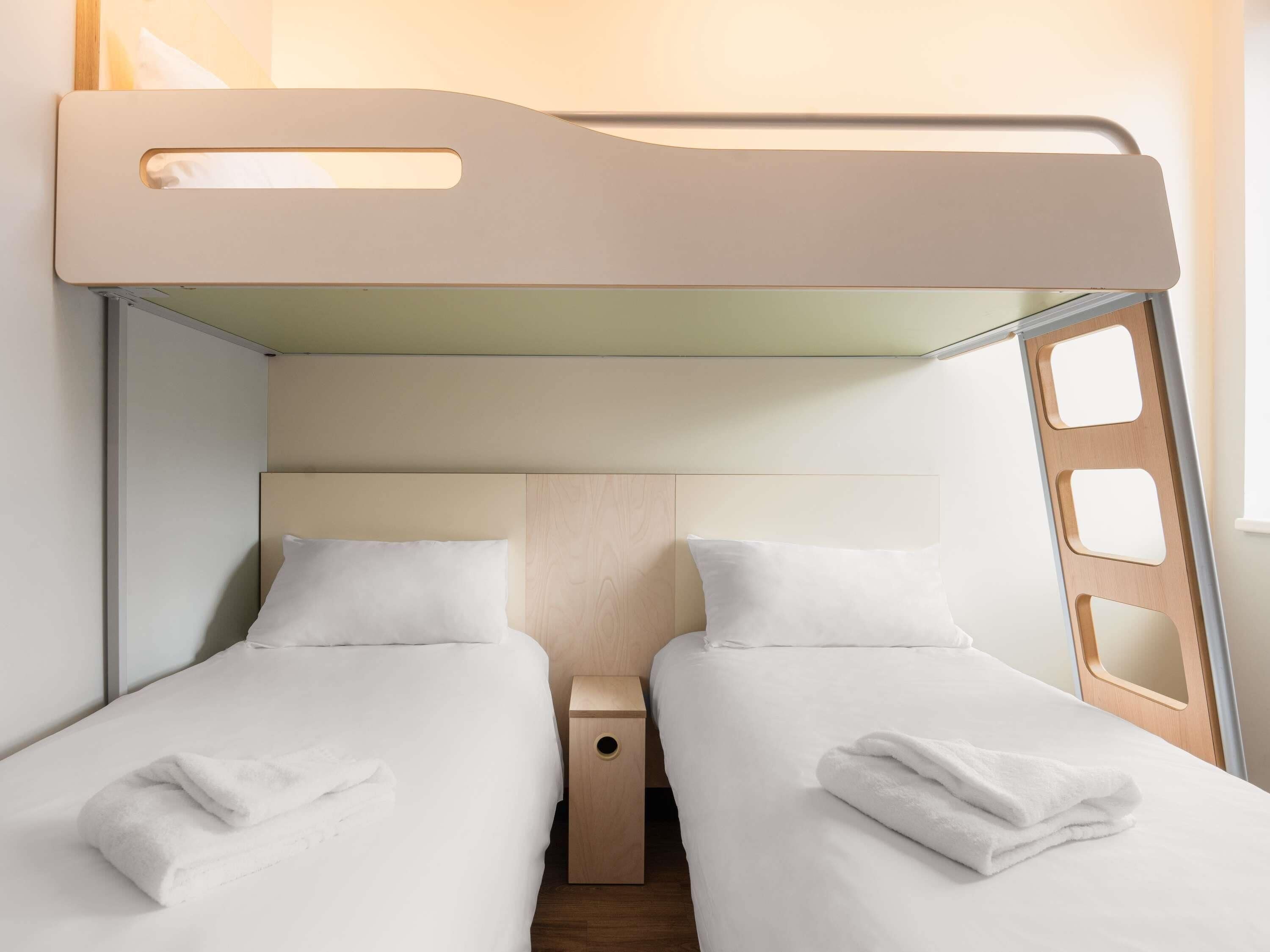 Habitación estándar, varias camas | Escritorio, insonorización, cunas gratuitas y wifi gratis 