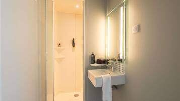 Desk, soundproofing, free cots/infant beds, free WiFi