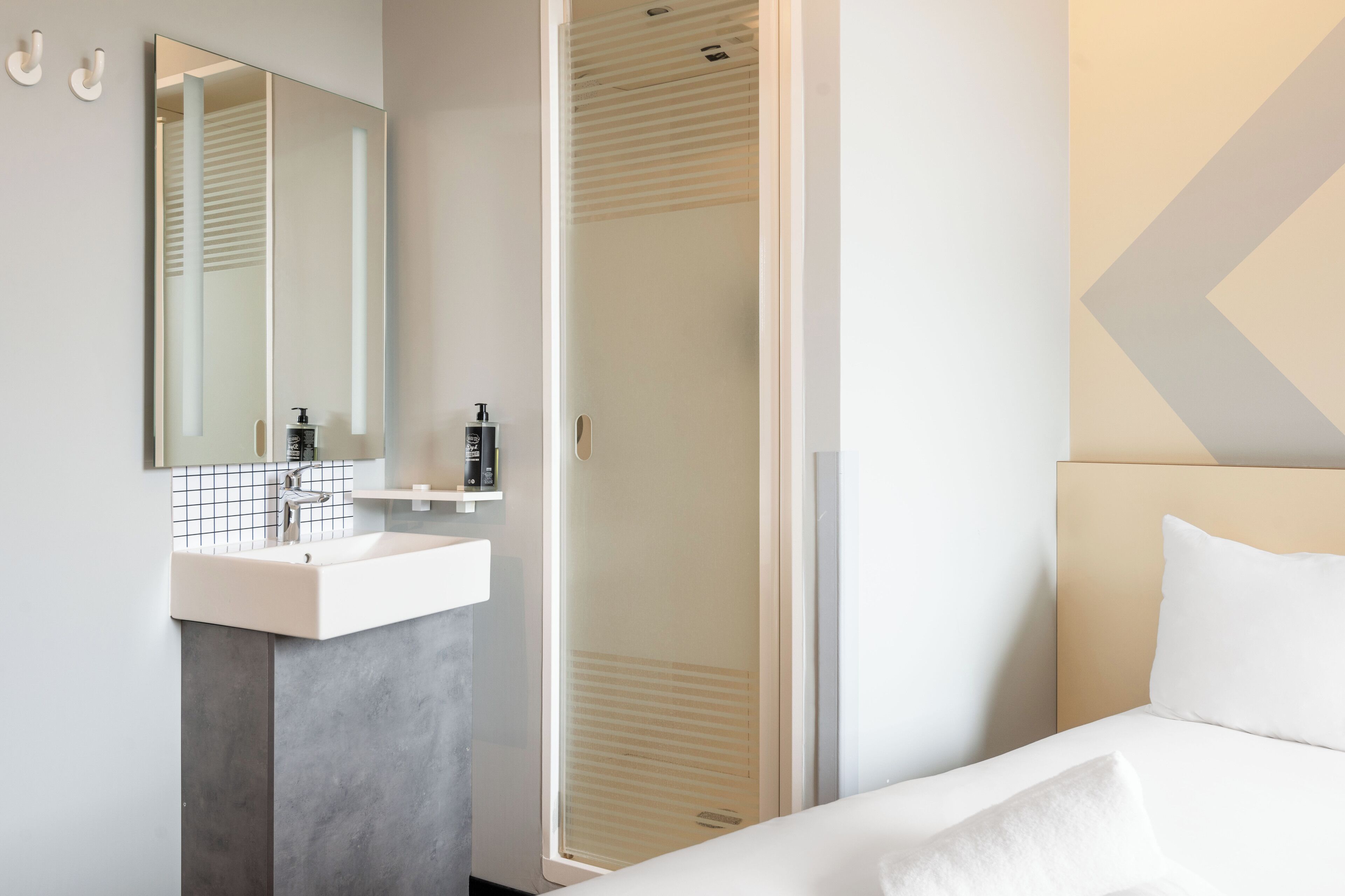 シャワー、環境にやさしいバスアメニティ、ヘアドライヤー、タオル